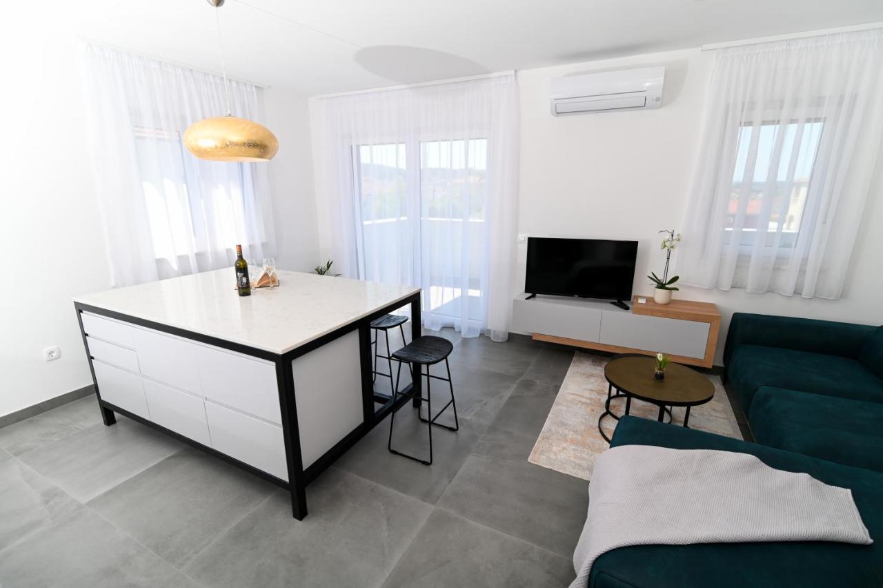 Apartment Laura, Free Parking, Balcony, 4 Ppl 트로기르 외부 사진