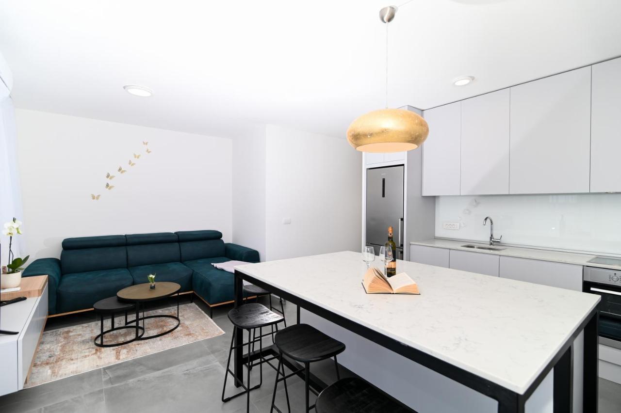 Apartment Laura, Free Parking, Balcony, 4 Ppl 트로기르 외부 사진
